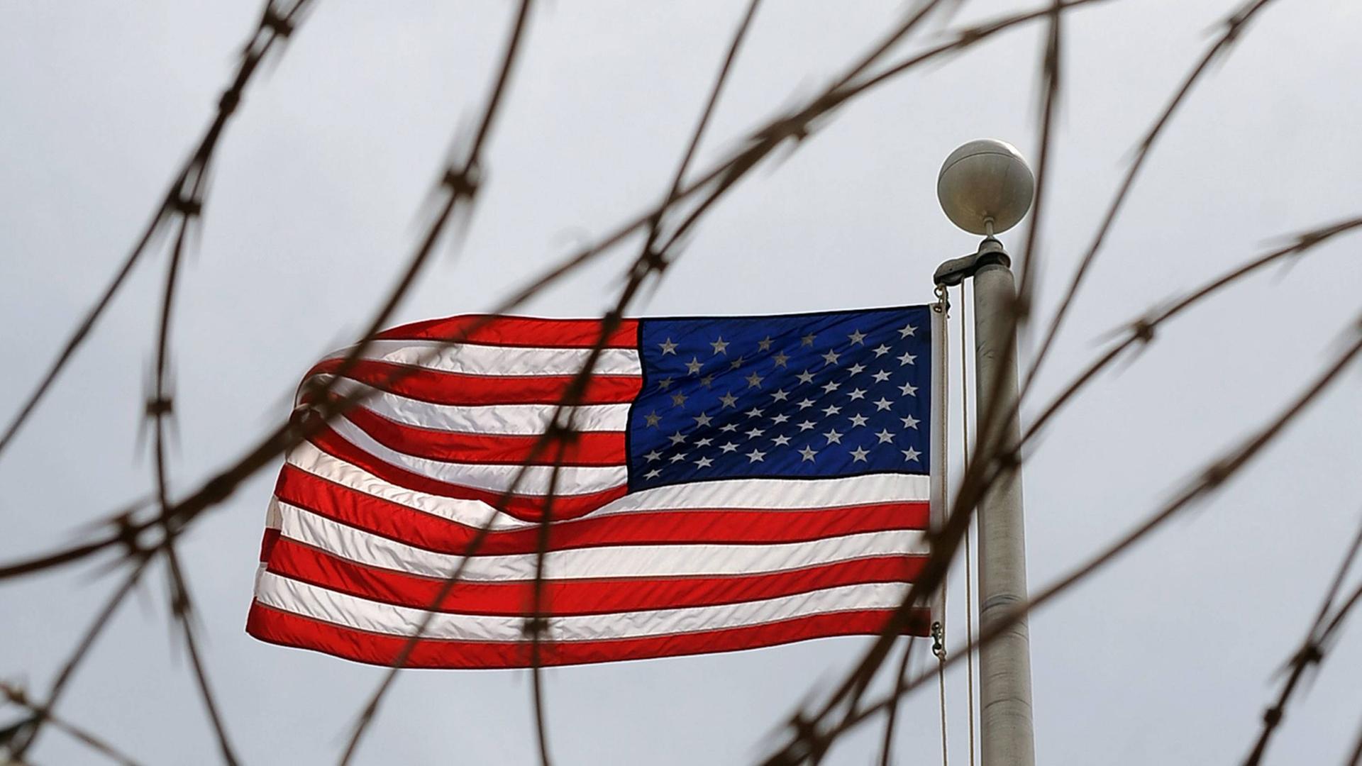 Amerikanische Flagge hinter Stacheldraht Amerikanische Flagge hinter Stacheldraht