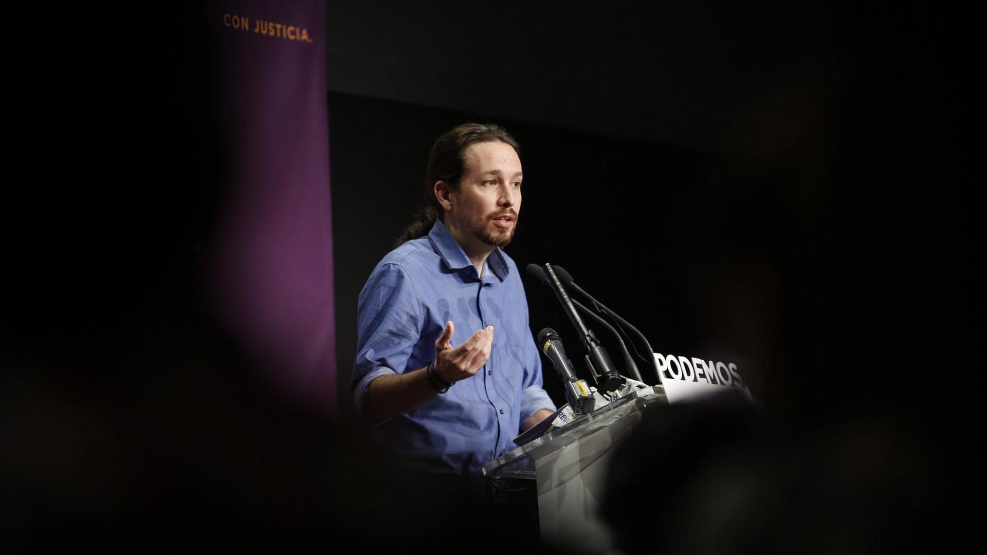Podemos-Chef Pablo Iglesias an einem Rednerpult