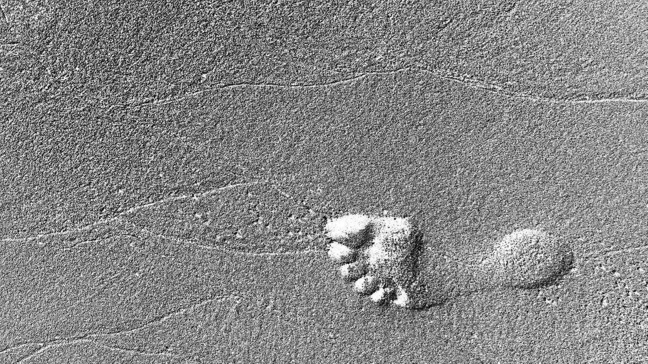 Negativ-Fußabdruck im Sand Negativ-Fußabdruck im Sand