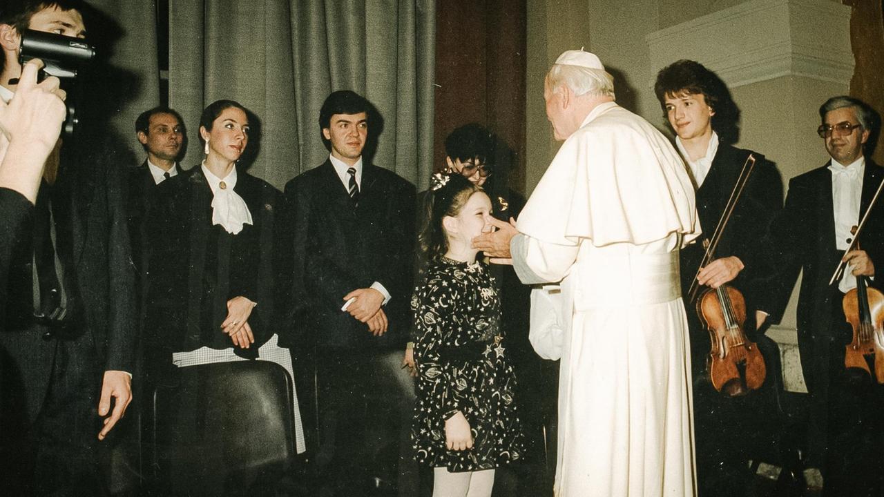 Elena bei einem Treffen mit dem Papst Johannes Paul II.