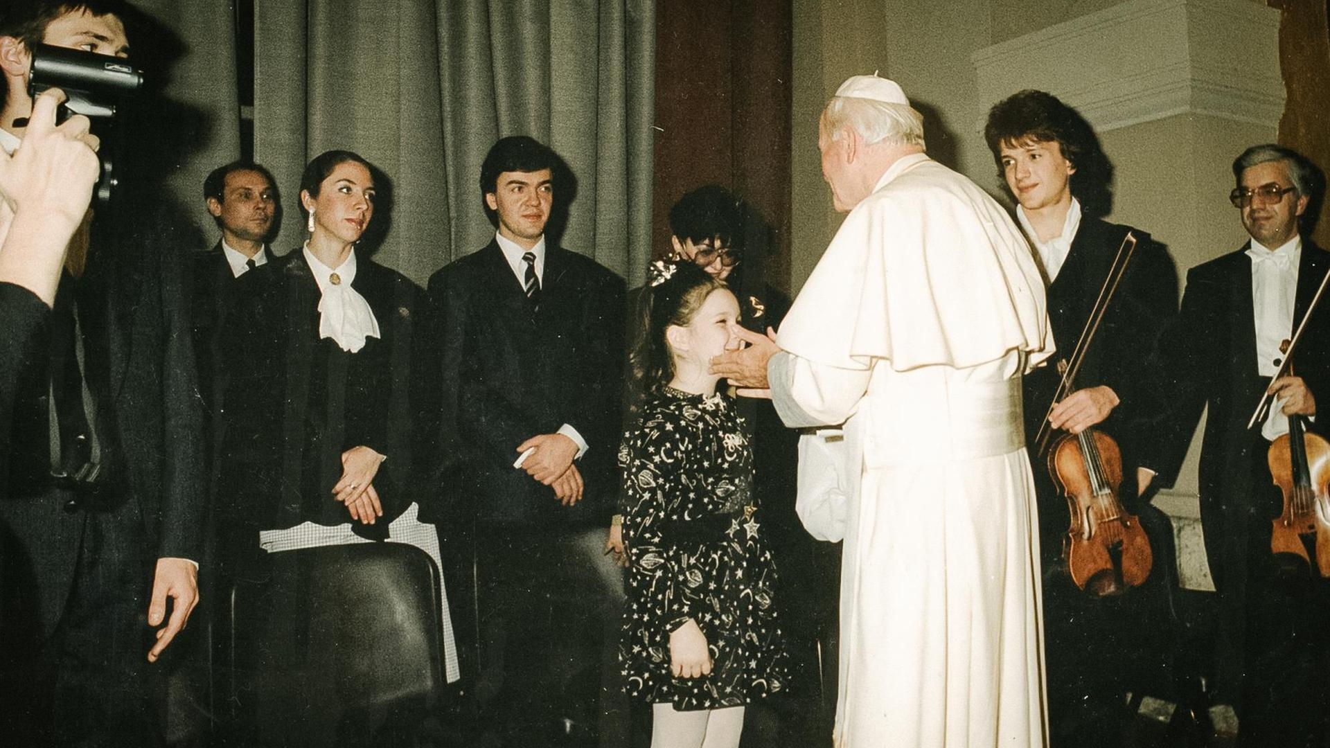 Elena bei einem Treffen mit dem Papst Johannes Paul II. Elena bei einem Treffen mit dem Papst Johannes Paul II.