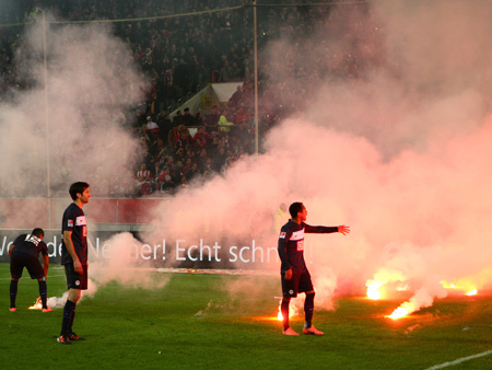Unruhen beim Relegationsrückspiel Fortuna Düsseldorf gegen Hertha BSC