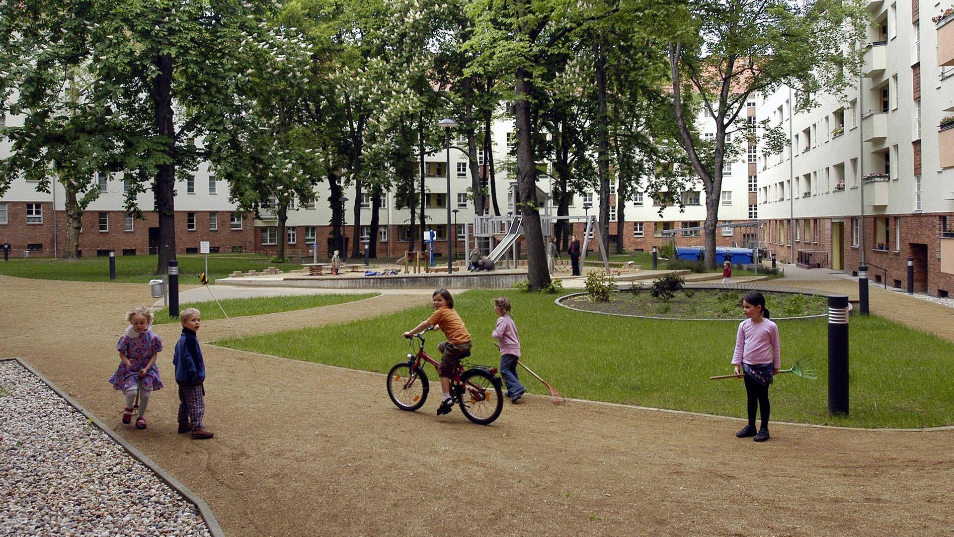 Mitten im Berliner Bezirk Wedding liegt die zwischen 1925 und 1928 geplante und erbaute Gartenstadt Atlantic: Die Mieter können ihre Kinder dort sorgenlos spielen lassen, weil die Zugänge zur Straße gesperrt sind. Mitten im Berliner Bezirk Wedding liegt die zwischen 1925 und 1928 geplante und erbaute Gartenstadt Atlantic: Die Mieter können ihre Kinder dort sorgenlos spielen lassen, weil die Zugänge zur Straße gesperrt sind.