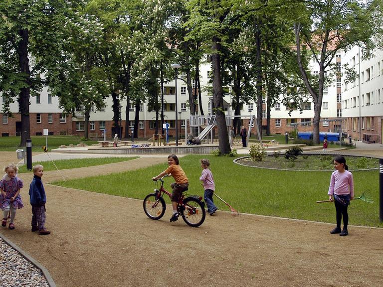 Mitten im Berliner Bezirk Wedding liegt die zwischen 1925 und 1928 geplante und erbaute Gartenstadt Atlantic: Die Mieter können ihre Kinder dort sorgenlos spielen lassen, weil die Zugänge zur Straße gesperrt sind.