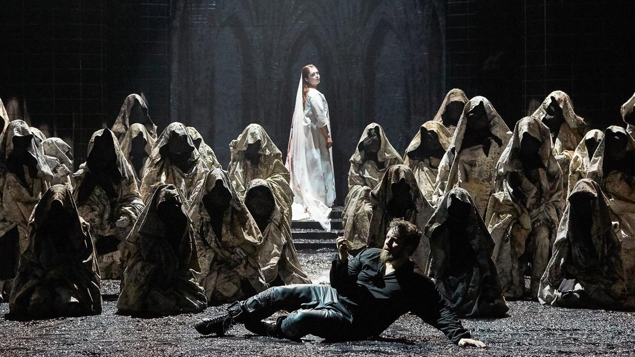 Michael Spyres (Rodolphe), Marion Lebègue (la Nonne) und der chœur accentus in Charles Gounods Oper "La nonne sanglante" in der Pariser Opéra-Comique