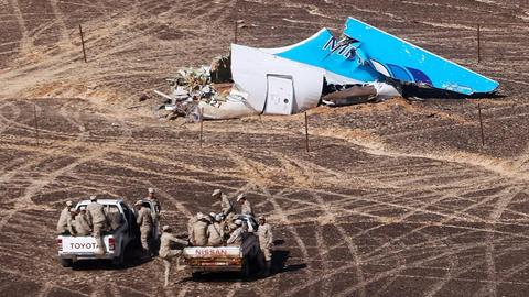 Ein Wrackteil der über dem Sinai abgestürzten russischen Passagiermaschine.