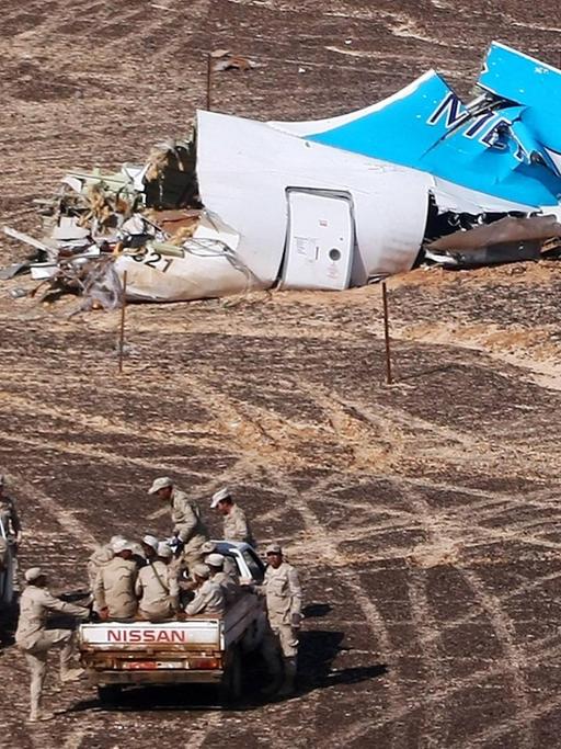 Ein Wrackteil der über dem Sinai abgestürzten russischen Passagiermaschine.