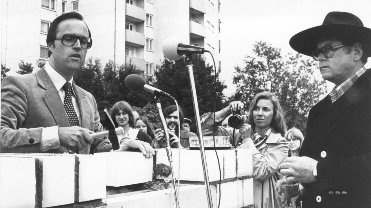 Der Oberbürgermeister von Kassel, Hans Eichel (l), bei der Grundsteinlegung der "documenta urbana 1982" am 25.09.1980 in Kassel.