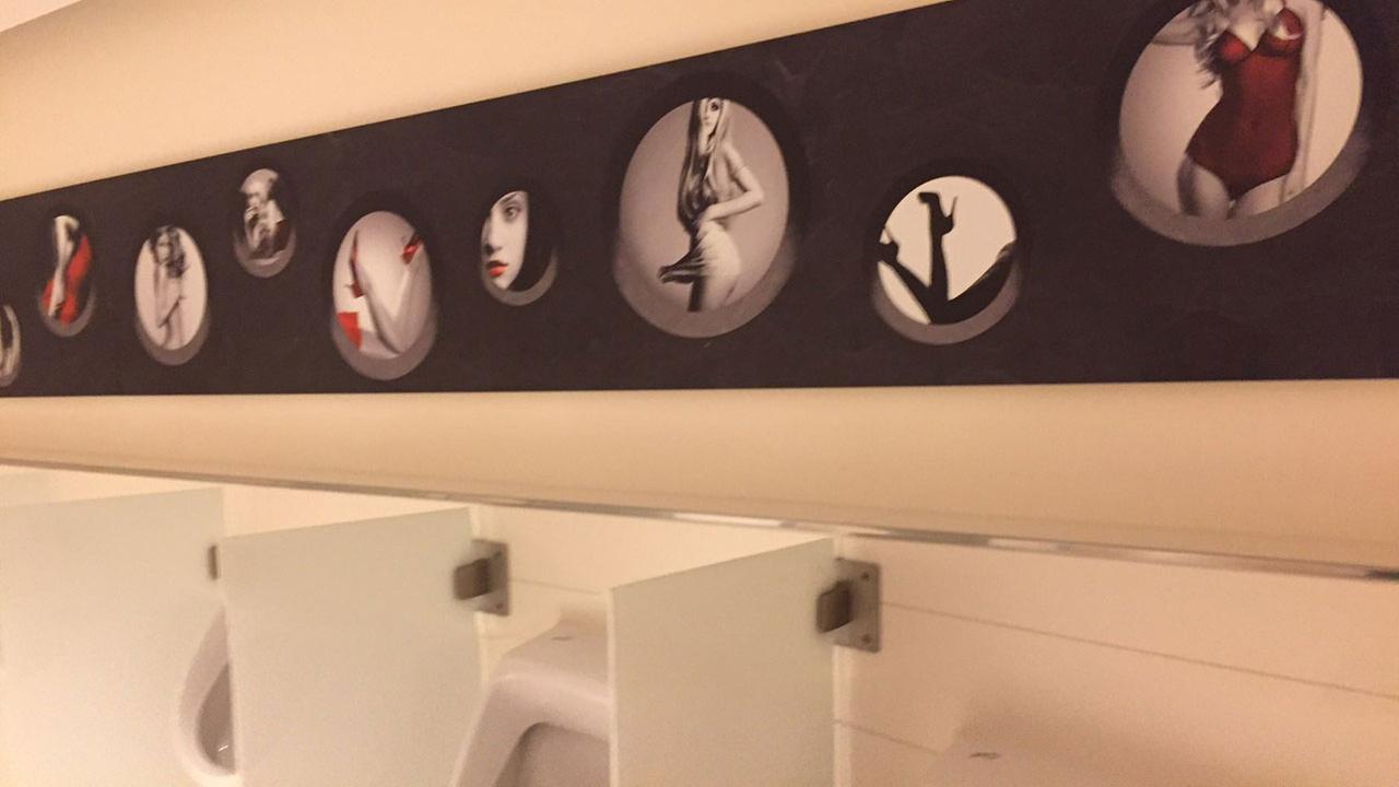 Nackte, junge Frauen als Wanddeko über den Pissoirs des Steigenberger Hotels am Kanzleramt. Nackte, junge Frauen als Wanddeko über den Pissoirs des Steigenberger Hotels am Kanzleramt.