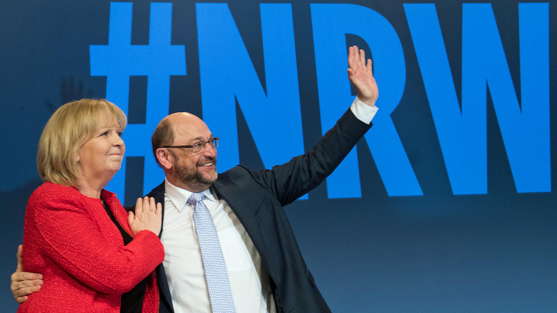 Vor der Wahlniederlage: Der Parteivorsitzende Martin Schulz umarmt am im April 2017 NRW-Ministerpräsidentin Hannelore Kraft. Vor der Wahlniederlage: Der Parteivorsitzende Martin Schulz umarmt am im April 2017 NRW-Ministerpräsidentin Hannelore Kraft.