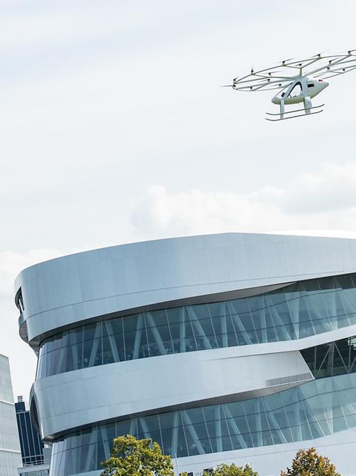 Exklusiv vor dem Mercedes-Benz Museum in Stuttgart: Erster erfolgreicher urbaner Flug des Volocopter in Europa.