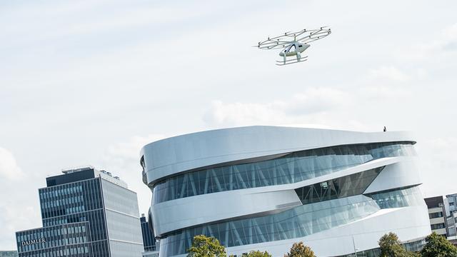 Exklusiv vor dem Mercedes-Benz Museum in Stuttgart: Erster erfolgreicher urbaner Flug des Volocopter in Europa.