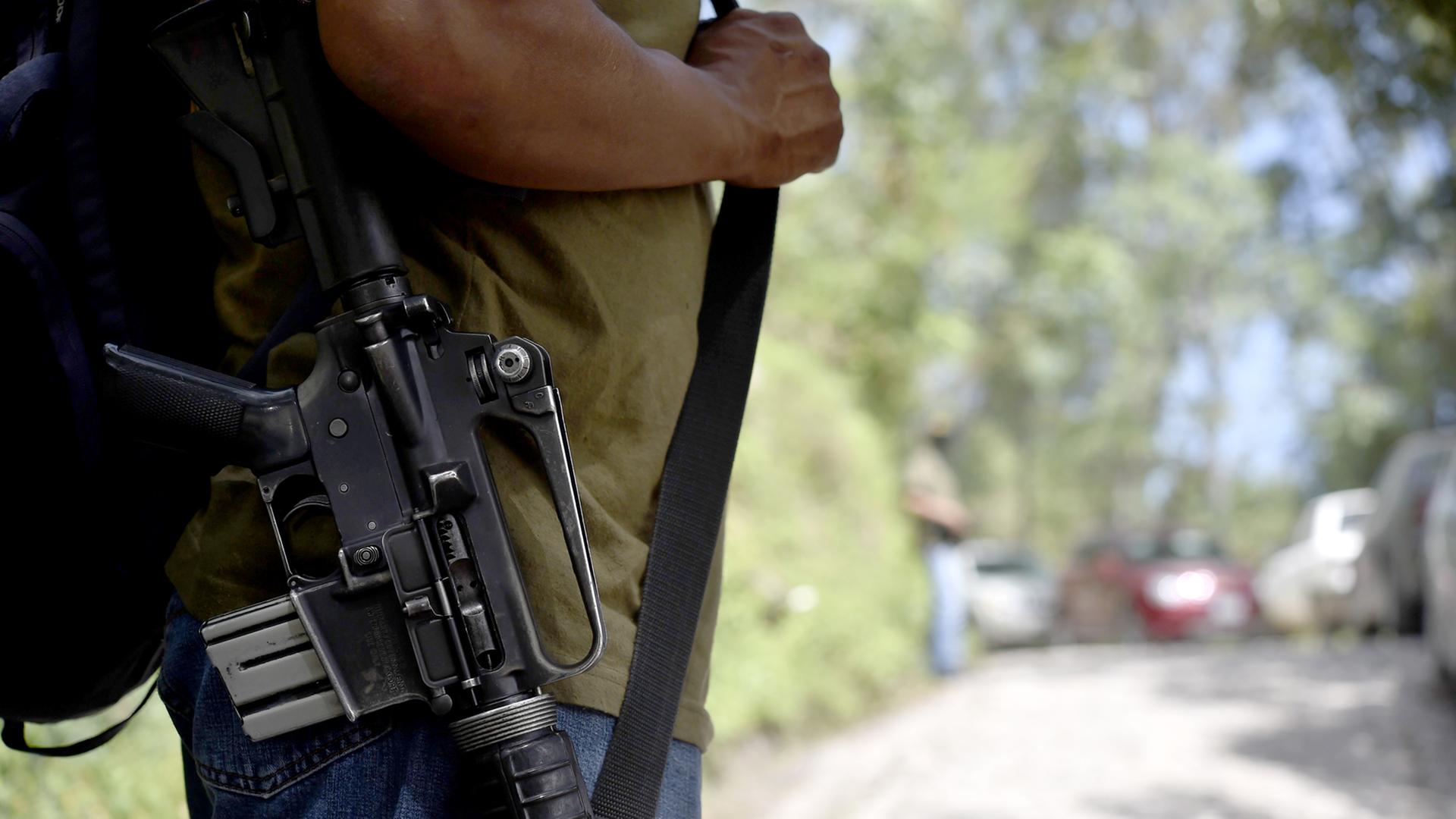 Polizei und Militär arbeiten in Mexiko mit dem organisierten Verbrechen zusammen. Polizei und Militär arbeiten in Mexiko mit dem organisierten Verbrechen zusammen.