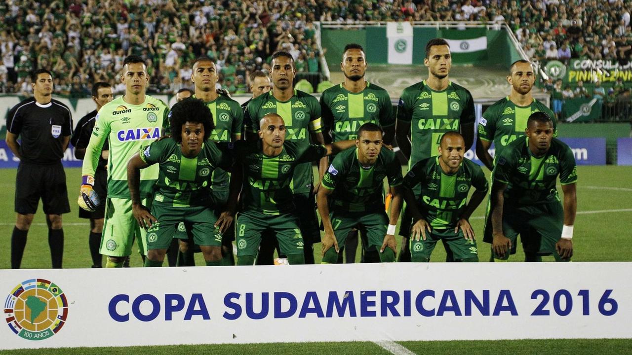 Die Mannschaft von Chapecoense am 23. November 2016 vor dem Halbfinale der Copa Sudamericana gegen CA San Lorenzo de Almagro aus Argentien. Die Mannschaft von Chapecoense am 23. November 2016 vor dem Halbfinale der Copa Sudamericana gegen CA San Lorenzo de Almagro aus Argentien.