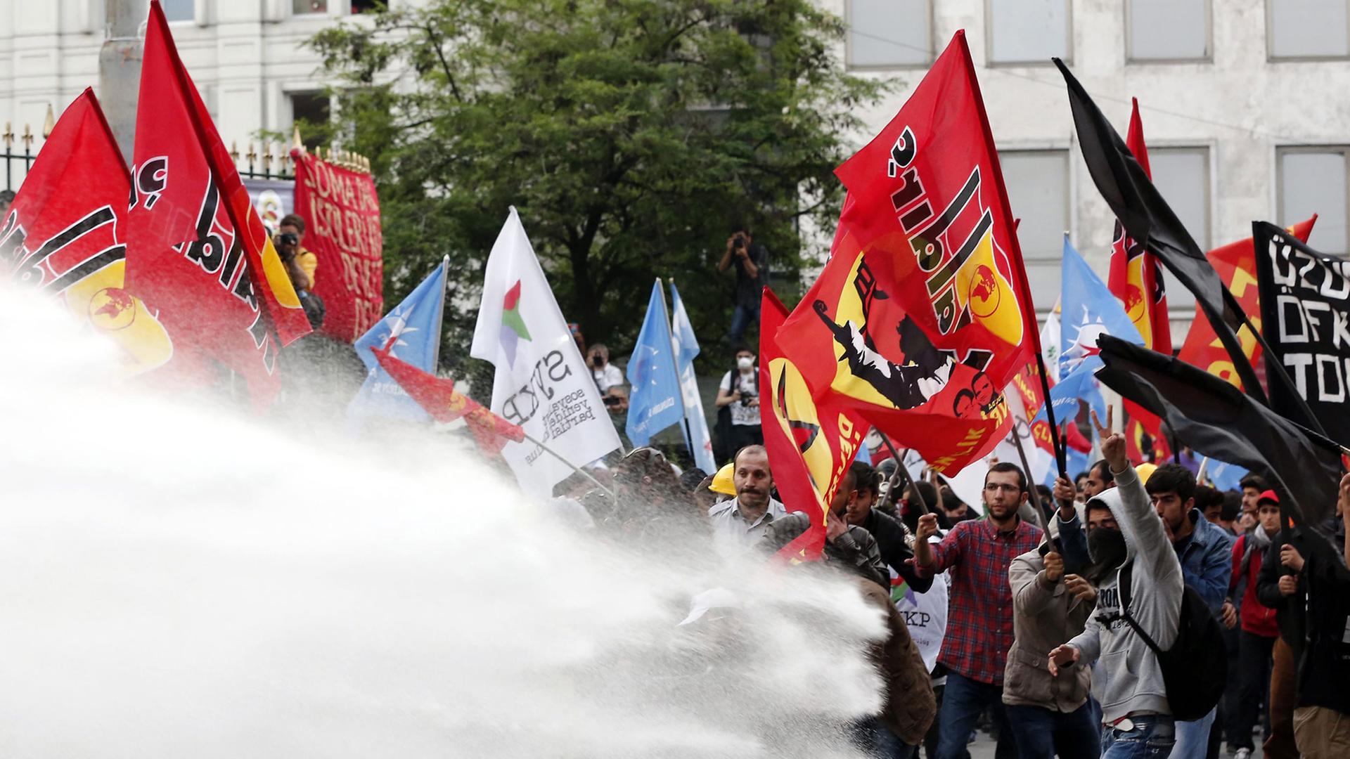 Die türkische Polizei setzt am 14.05.2014 in Istanbul Wasserwerfer gegen Demonstranten ein, die der Regierung "Mord" im Zusammenhang mit dem Grubenunglück von Soma vorwerfen. Die türkische Polizei setzt am 14.05.2014 in Istanbul Wasserwerfer gegen Demonstranten ein, die der Regierung "Mord" im Zusammenhang mit dem Grubenunglück von Soma vorwerfen.