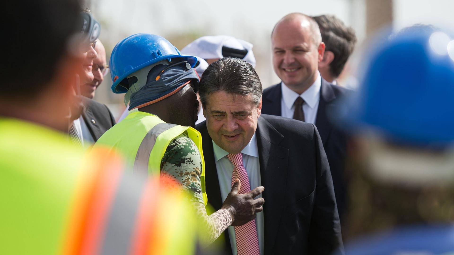 Sigmar Gabriel in Katar: Pressetermin mit WM-Wanderarbeiter. Sigmar Gabriel in Katar: Pressetermin mit WM-Wanderarbeiter.