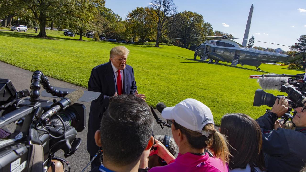 US-Präsident Donald Trump umringt von Reportern US-Präsident Donald Trump umringt von Reportern