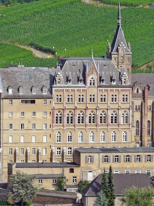 Ein riesiges Kloster umringt von Weinbergen