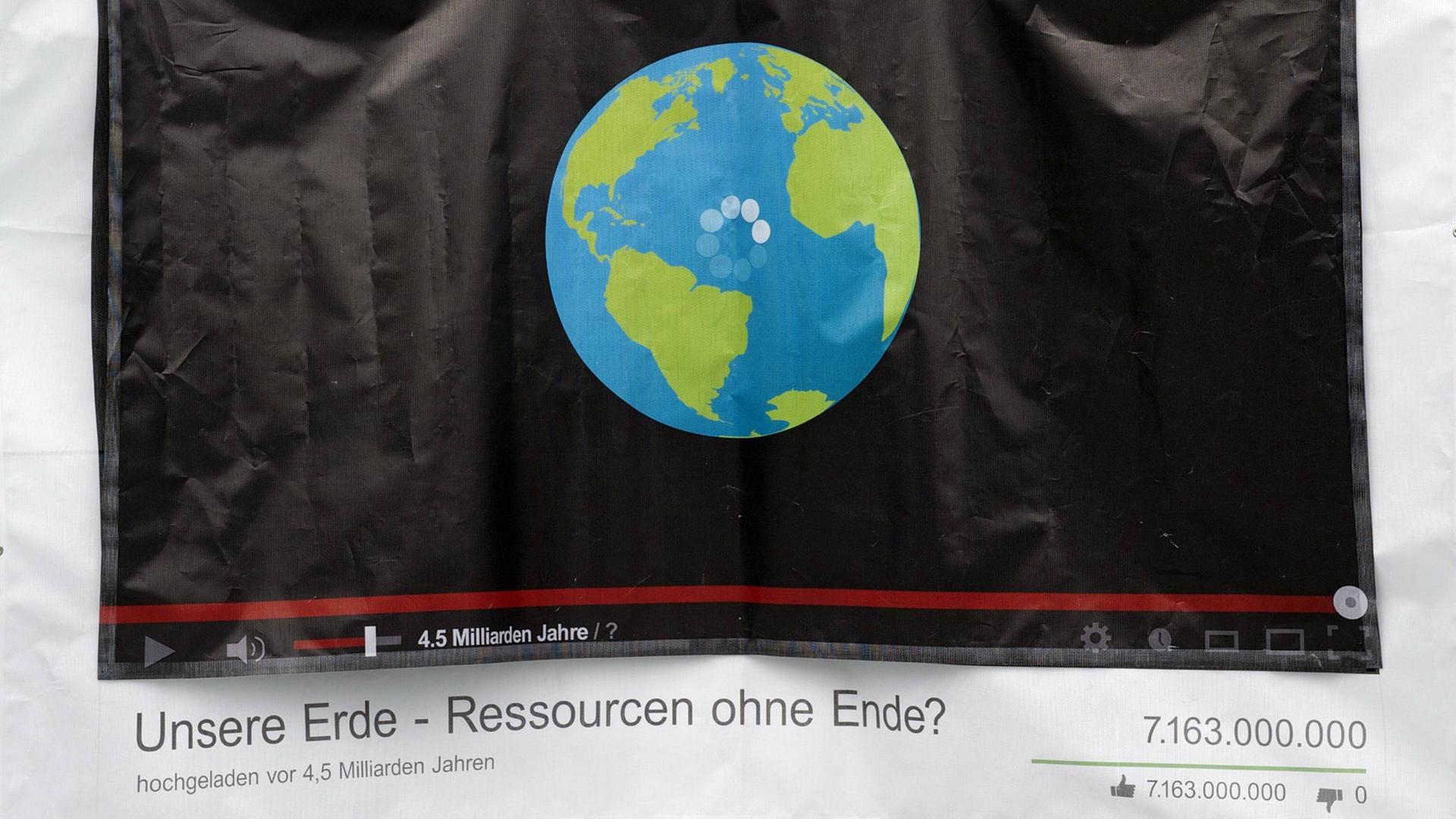 Auf einem großen Bildschirm wird die Erde gezeigt. Auf einem großen Bildschirm wird die Erde gezeigt.
