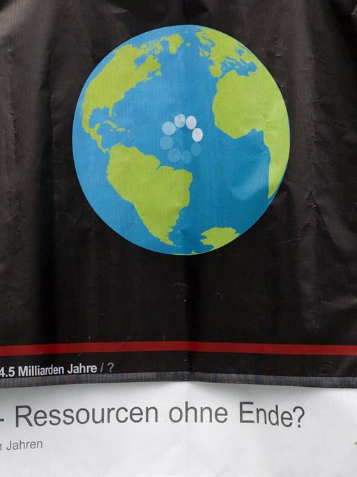 Unter dem Motto "Ab heute leben wir auf Pump!" haben Umwelt- und Menschenrechtsaktivisten vor dem Bundeskanzleramt in Berlin auf den globalen Erdüberlastungstag (englisch: Earth Overshoot Day) aufmerksam gemacht. Auf einem überdimensionierten Bildschirm zeigten sie symbolisch das Verschwinden der Erde, wenn die erneuerbaren Ressourcen weiterhin so verschwendet werden wie bisher.