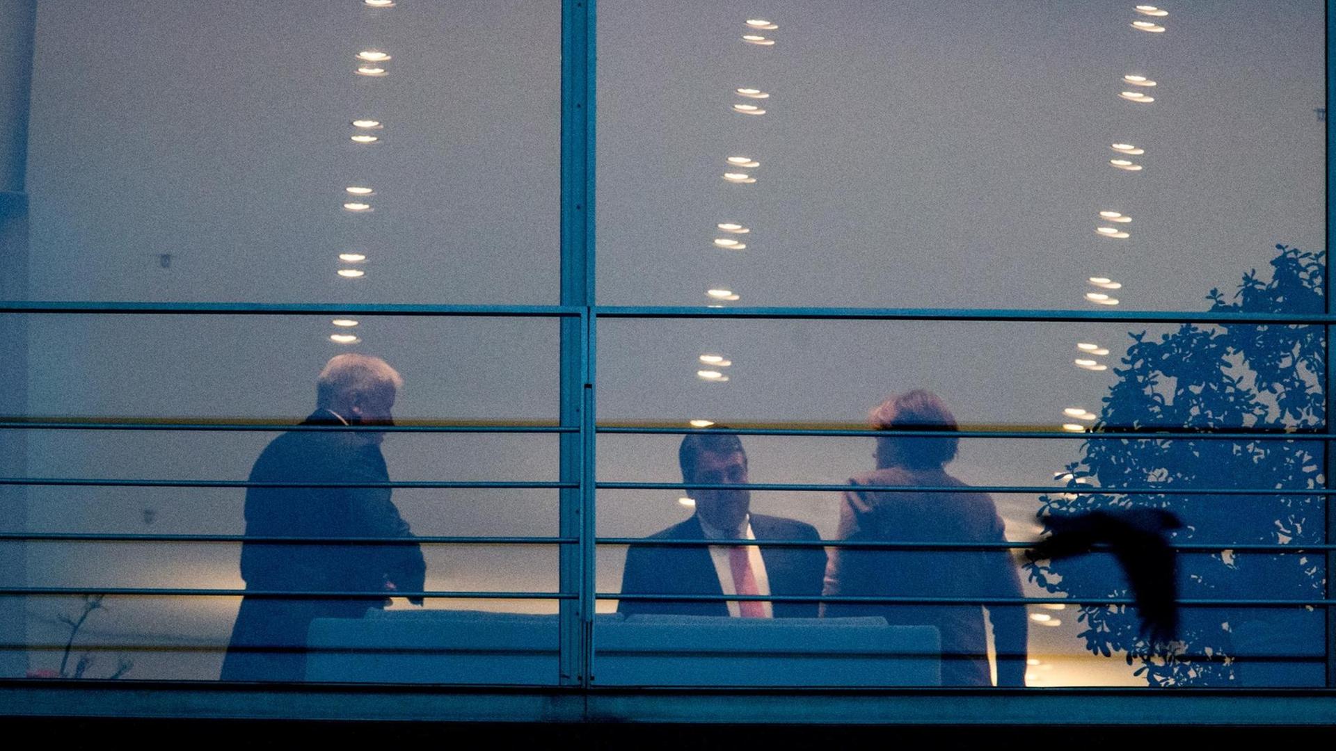 CSU-Chef Horst Seehofer, SPD-Chef Sigmar Gabriel und Bundeskanzlerin Angela Merkel (CDU) beraten im Kanzleramt.
