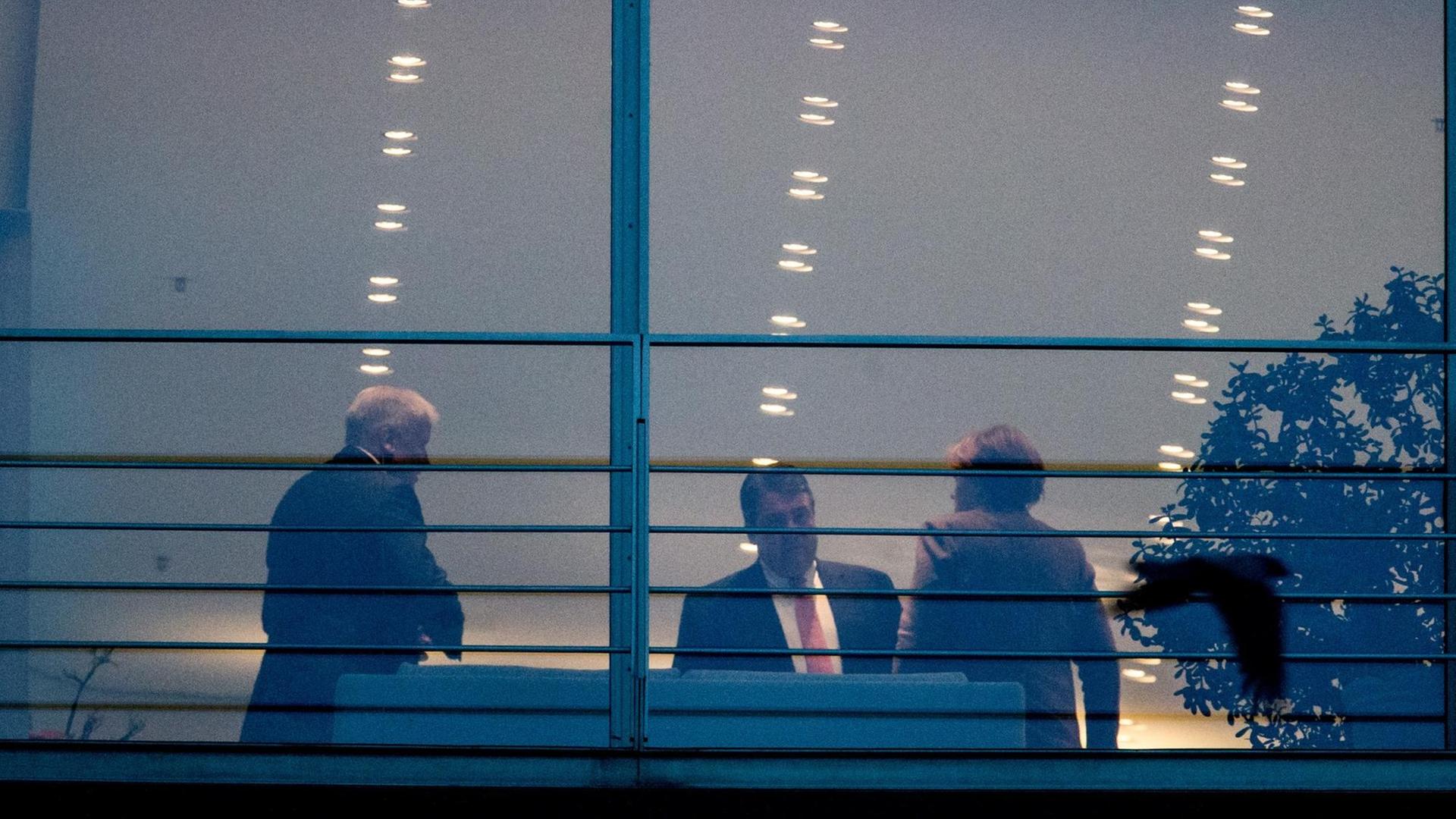 CSU-Chef Horst Seehofer, SPD-Chef Sigmar Gabriel und Bundeskanzlerin Angela Merkel (CDU) beraten im Kanzleramt. CSU-Chef Horst Seehofer, SPD-Chef Sigmar Gabriel und Bundeskanzlerin Angela Merkel (CDU) beraten im Kanzleramt.