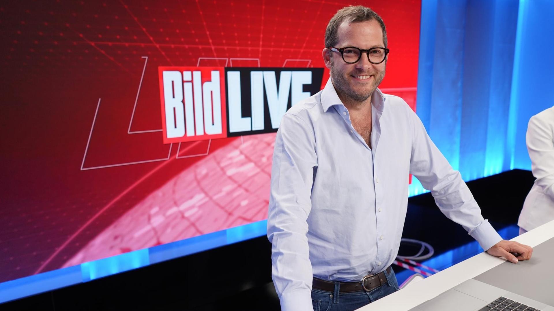 Julian Reichelt, Chefredakteur von "Bild", steht im Studio des neuen TV-Senders des Axel-Springer-Verlags, der erstmals am 22. August auf Sendung gegangen ist. Julian Reichelt, Chefredakteur von "Bild", steht im Studio des neuen TV-Senders des Axel-Springer-Verlags, der erstmals am 22. August auf Sendung gegangen ist.