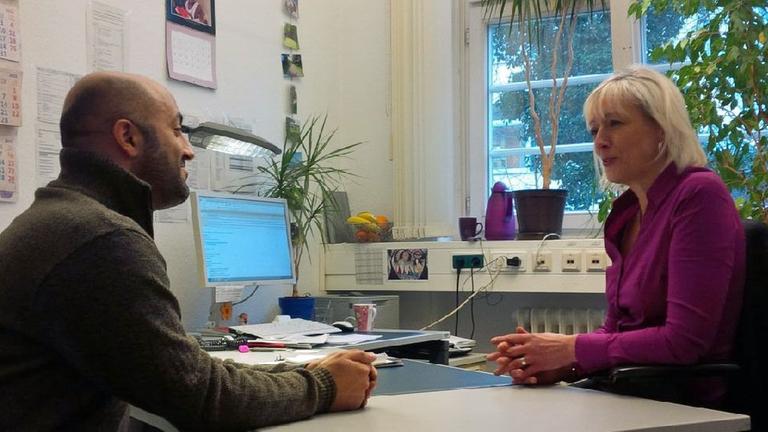 Der syrische Flüchtling Youssef Fakie und Angela Touré, Arbeitsvermittlerin in der Bremer Agentur für Arbeit, im Gespräch Der syrische Flüchtling Youssef Fakie und Angela Touré, Arbeitsvermittlerin in der Bremer Agentur für Arbeit, im Gespräch