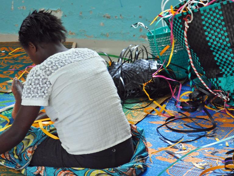 Eine Frau lernt im Krankenhaus der Panzi-Stiftung, wie man Körbe herstellt.