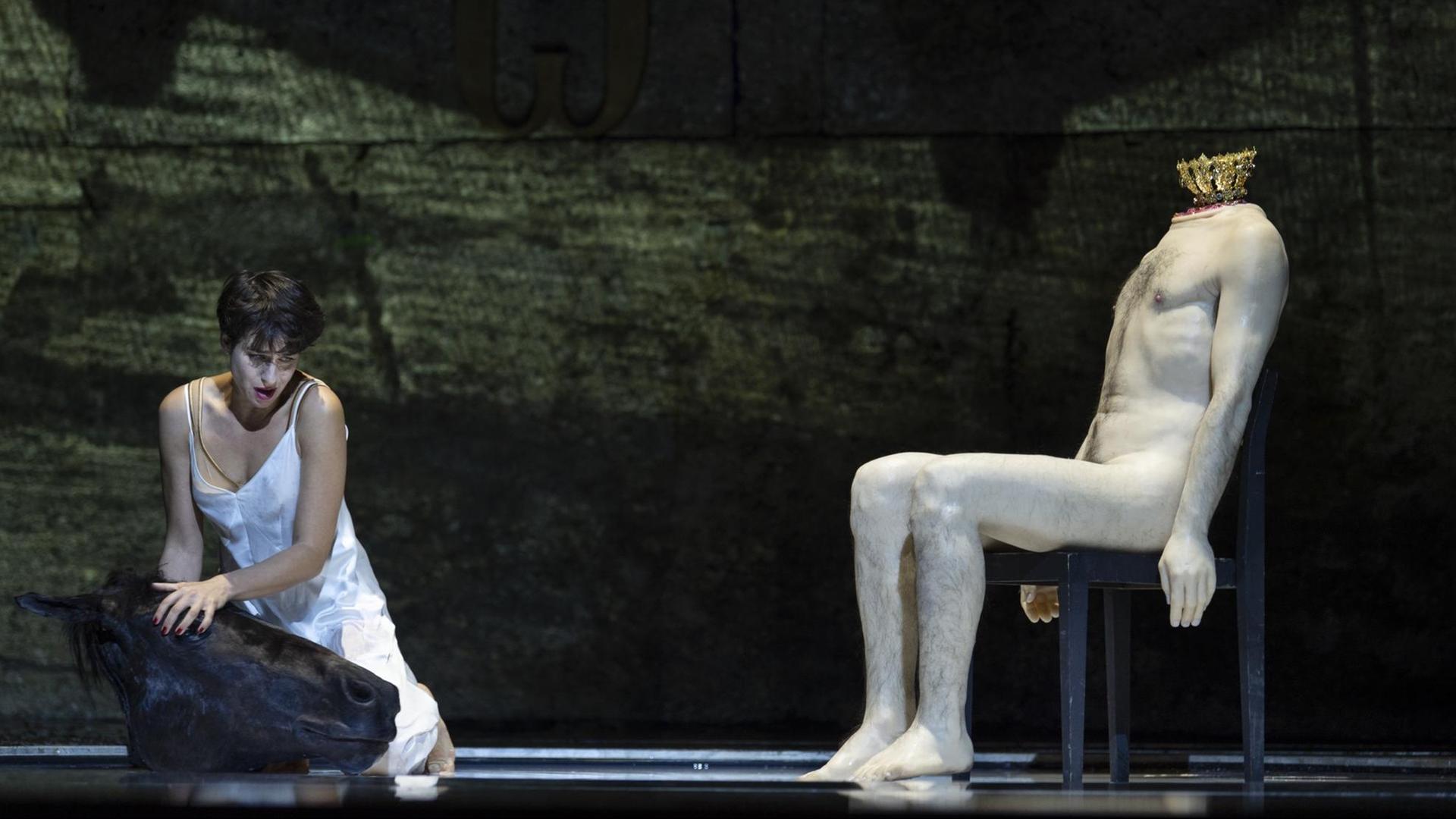 Asmik Grigorian als Salome in der gleichnamigen Oper von Richard Strauss auf den Salzburger Festspielen (2018) - in der Inszenierung von Franz Welser-Möst und Romeo Castellucci.