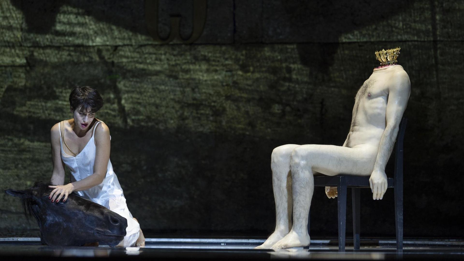 Asmik Grigorian als Salome in der gleichnamigen Oper von Richard Strauss auf den Salzburger Festspielen (2018) - in der Inszenierung von Franz Welser-Möst und Romeo Castellucci. Asmik Grigorian als Salome in der gleichnamigen Oper von Richard Strauss auf den Salzburger Festspielen (2018) - in der Inszenierung von Franz Welser-Möst und Romeo Castellucci.