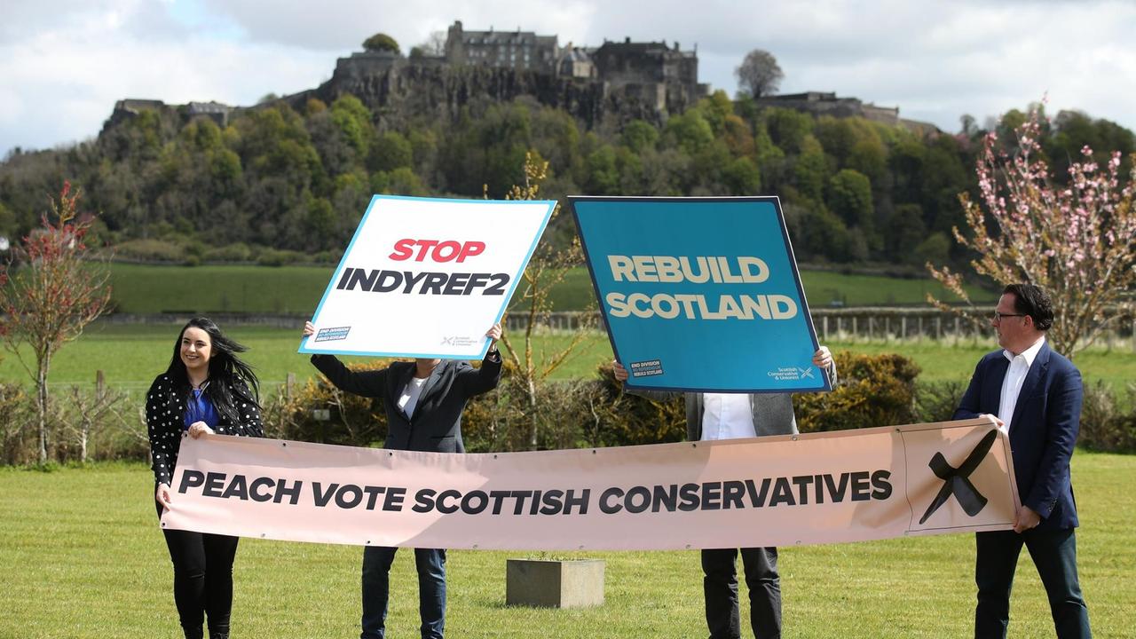 Schottische Parlamentswahl 2021 – Die schottischen Konservativen Douglas Ross mit Ruth Davidson vor dem Stirling Castle