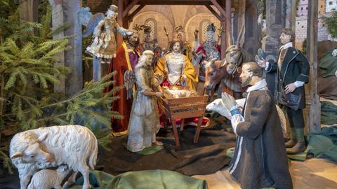 Eine Krippe zeigt die Szenerie nach der Geburt von Jesus im Stall zu Bethlehem.
