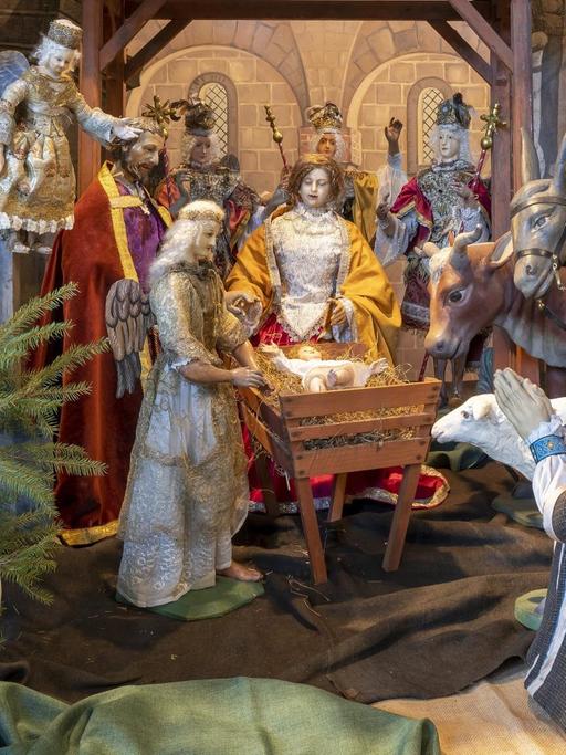 Eine Krippe zeigt die Szenerie nach der Geburt von Jesus im Stall zu Bethlehem.