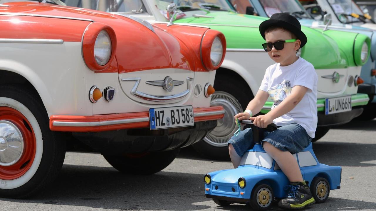 Mit seinem eigenen Trabi im Miniaturformat ist der fünfjährige Pier am 15.06.2013 auf dem Internationalen Trabi-Treffen in Zwickau (Sachsen) unterwegs. Mit seinem eigenen Trabi im Miniaturformat ist der fünfjährige Pier am 15.06.2013 auf dem Internationalen Trabi-Treffen in Zwickau (Sachsen) unterwegs.