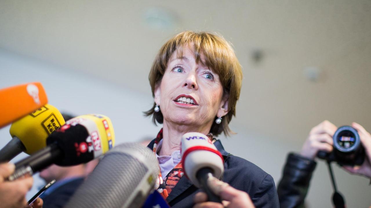 Die Oberbürgermeisterin von Köln, Henriette Reker, spricht vor einem Verhandlungssaal des Oberlandesgerichts in Düsseldorf mit Journalisten. Reker sagt hier als Zeugin im Prozess gegen einen Mann aus, der sie mit einem Messer schwer verletzt hatte. Die Oberbürgermeisterin von Köln, Henriette Reker, spricht vor einem Verhandlungssaal des Oberlandesgerichts in Düsseldorf mit Journalisten. Reker sagt hier als Zeugin im Prozess gegen einen Mann aus, der sie mit einem Messer schwer verletzt hatte.