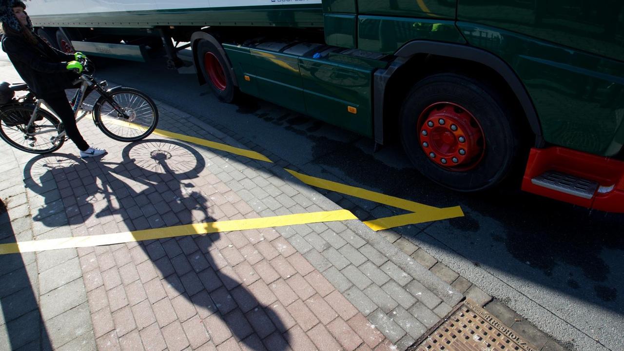 Mit Klebestreifen ist auf einem Radweg in Münster ein toter Winkel markiert Mit Klebestreifen ist auf einem Radweg in Münster ein toter Winkel markiert