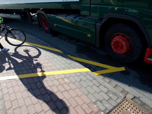 Mit Klebestreifen ist auf einem Radweg in Münster ein toter Winkel markiert