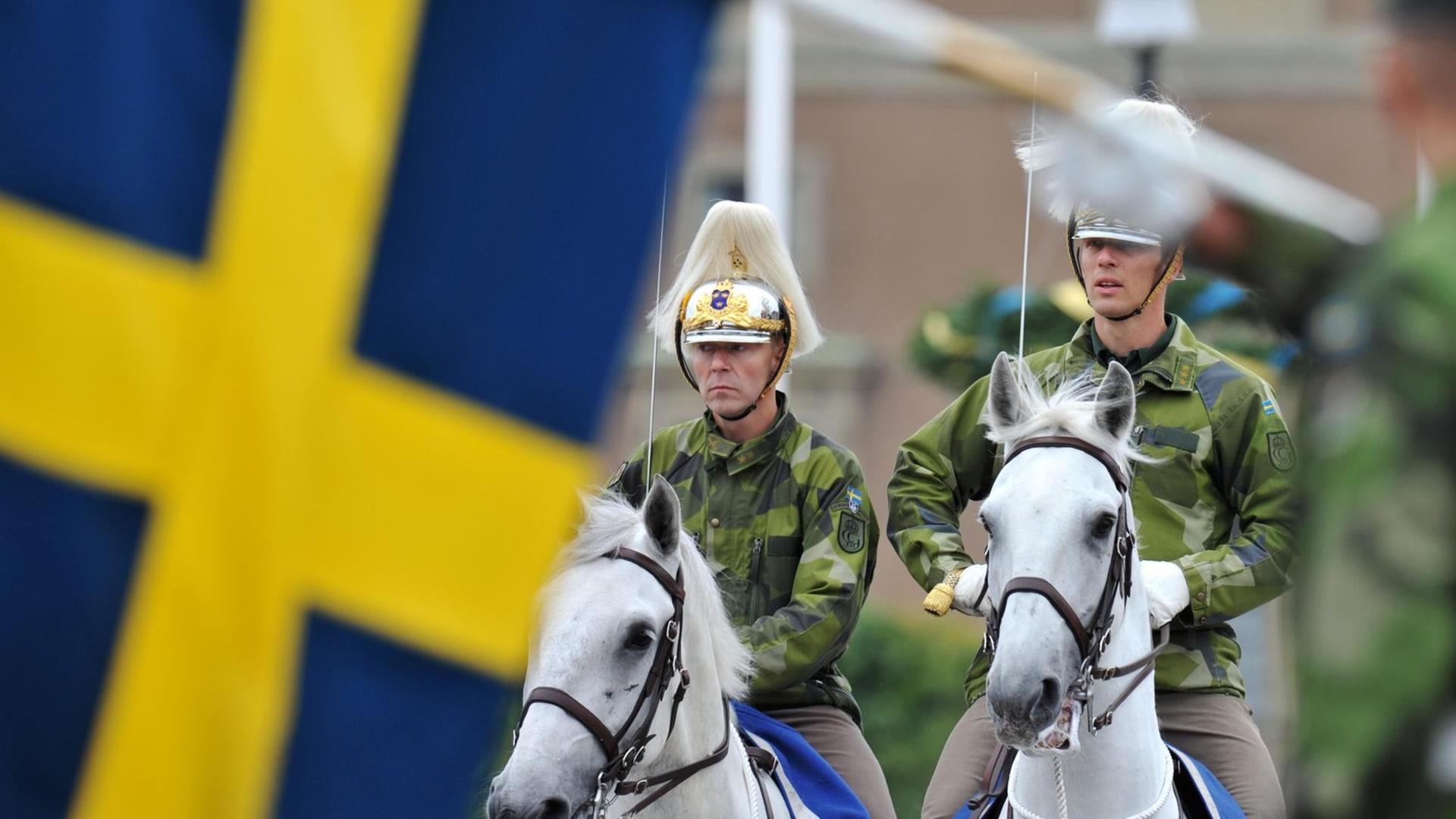 Schwedische Soldaten auf Pferden vor dem Königlichen Palast in Stockholm Schwedische Soldaten auf Pferden vor dem Königlichen Palast in Stockholm