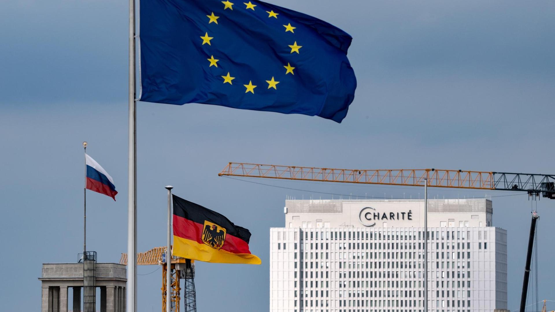 Die russische Flagge ist auf der Botschaft der Russischen Föderation, nicht weit vom Bettenhaus der Charité, gehisst. Im Vordergrund wehen die deutsche und die europäische Flagge. Die russische Flagge ist auf der Botschaft der Russischen Föderation, nicht weit vom Bettenhaus der Charité, gehisst. Im Vordergrund wehen die deutsche und die europäische Flagge.