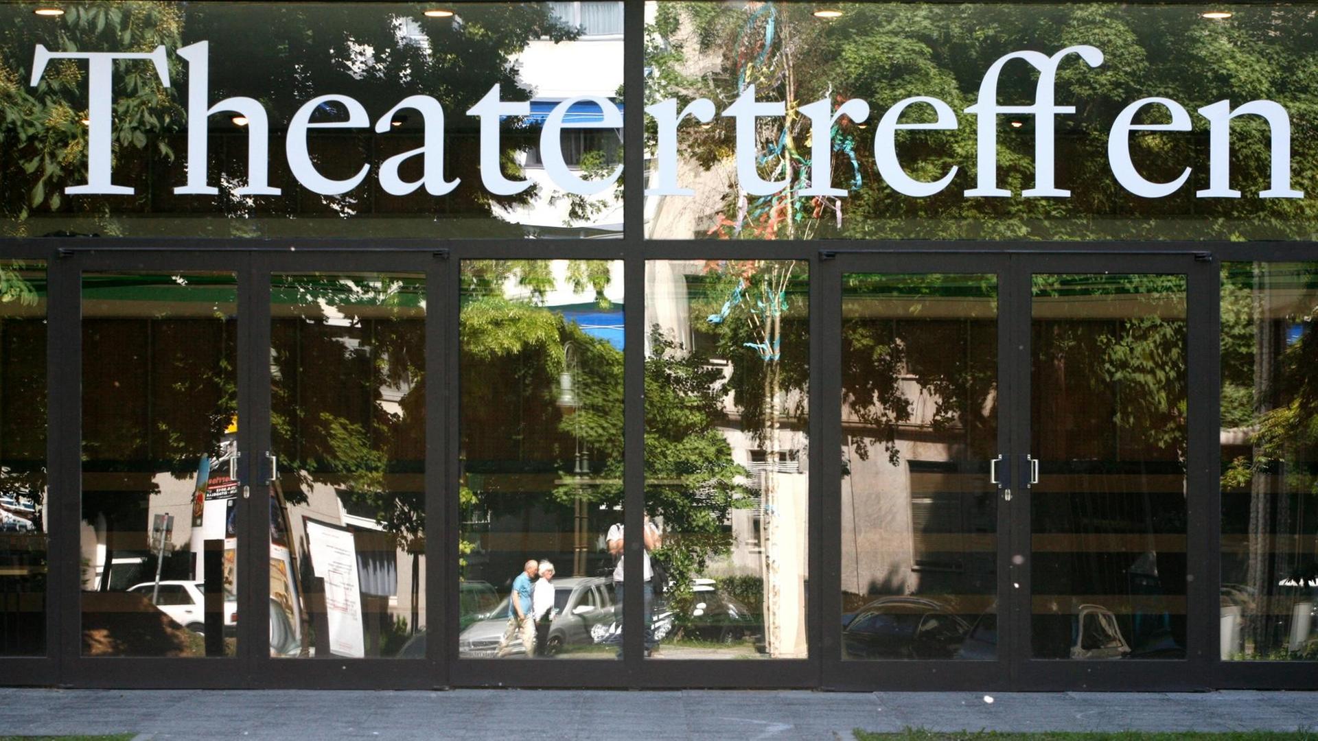 Das Bild zeigt die Glas-Fassade des Hauses der Berliner Festspiele mit dem weißen Schriftzug "Theatertreffen". Das Bild zeigt die Glas-Fassade des Hauses der Berliner Festspiele mit dem weißen Schriftzug "Theatertreffen".