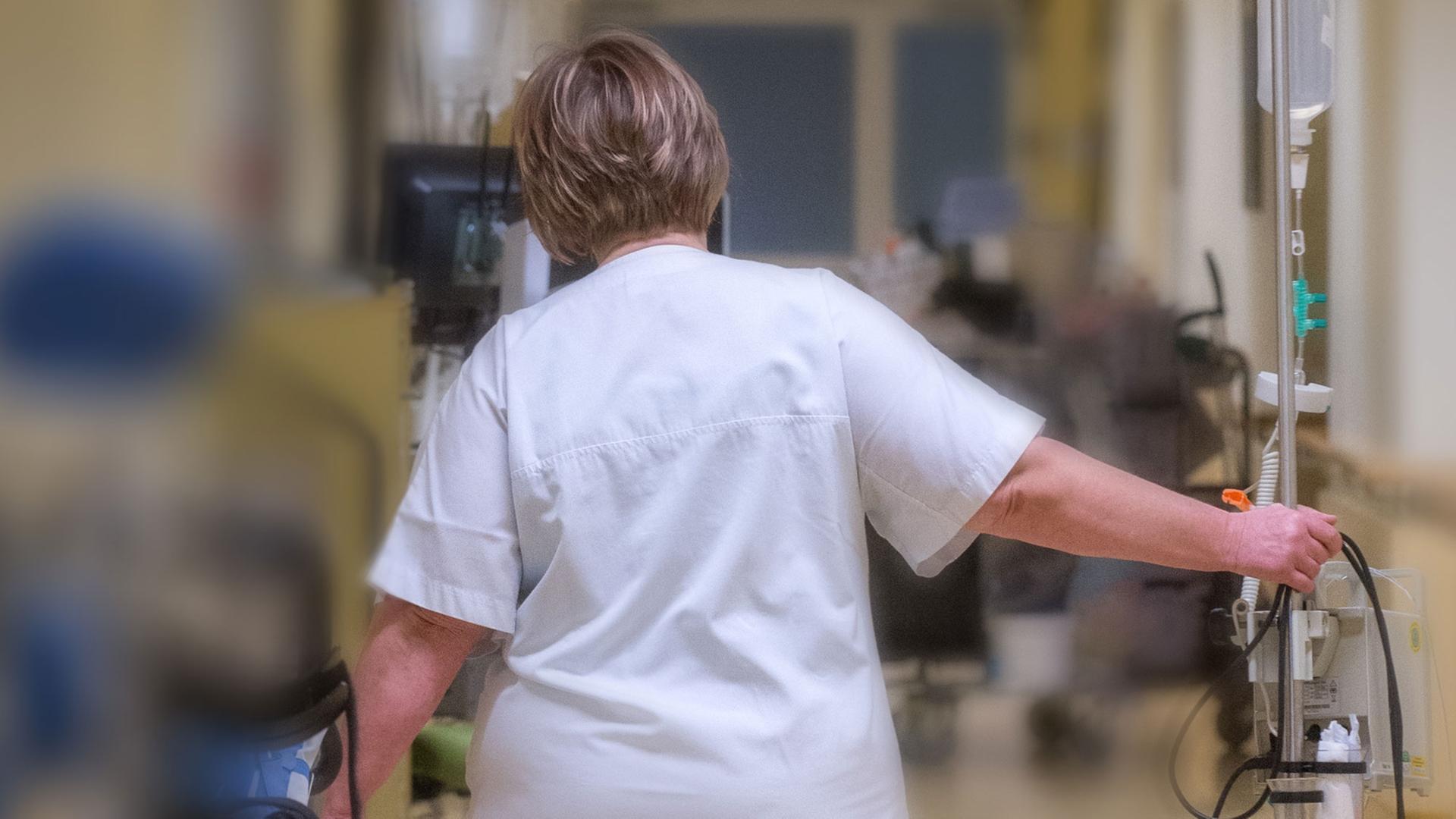 Eine Krankenschwester schiebt einen Infusionsständer über den Flur der Medizinischen Klinik des Werner-Forßmann-Krankenhauses in Eberswalde. Eine Krankenschwester schiebt einen Infusionsständer über den Flur der Medizinischen Klinik des Werner-Forßmann-Krankenhauses in Eberswalde.