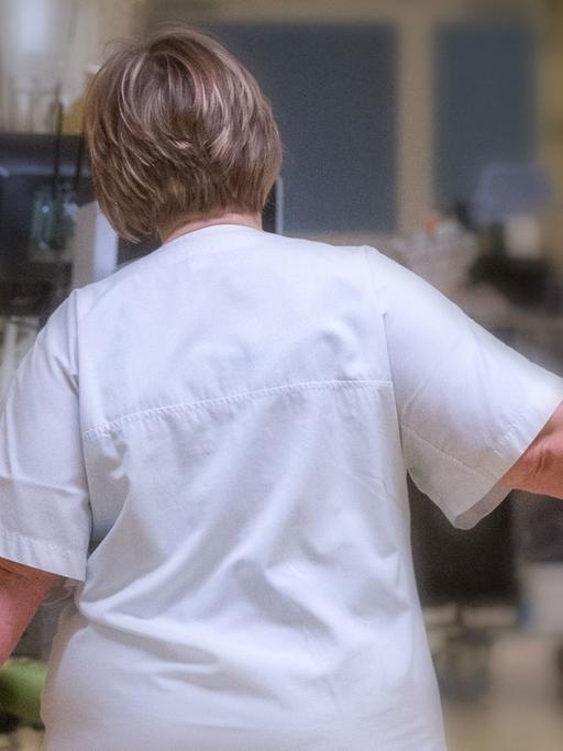 Eine Krankenschwester schiebt einen Infusionsständer über den Flur der Medizinischen Klinik des Werner-Forßmann-Krankenhauses in Eberswalde.