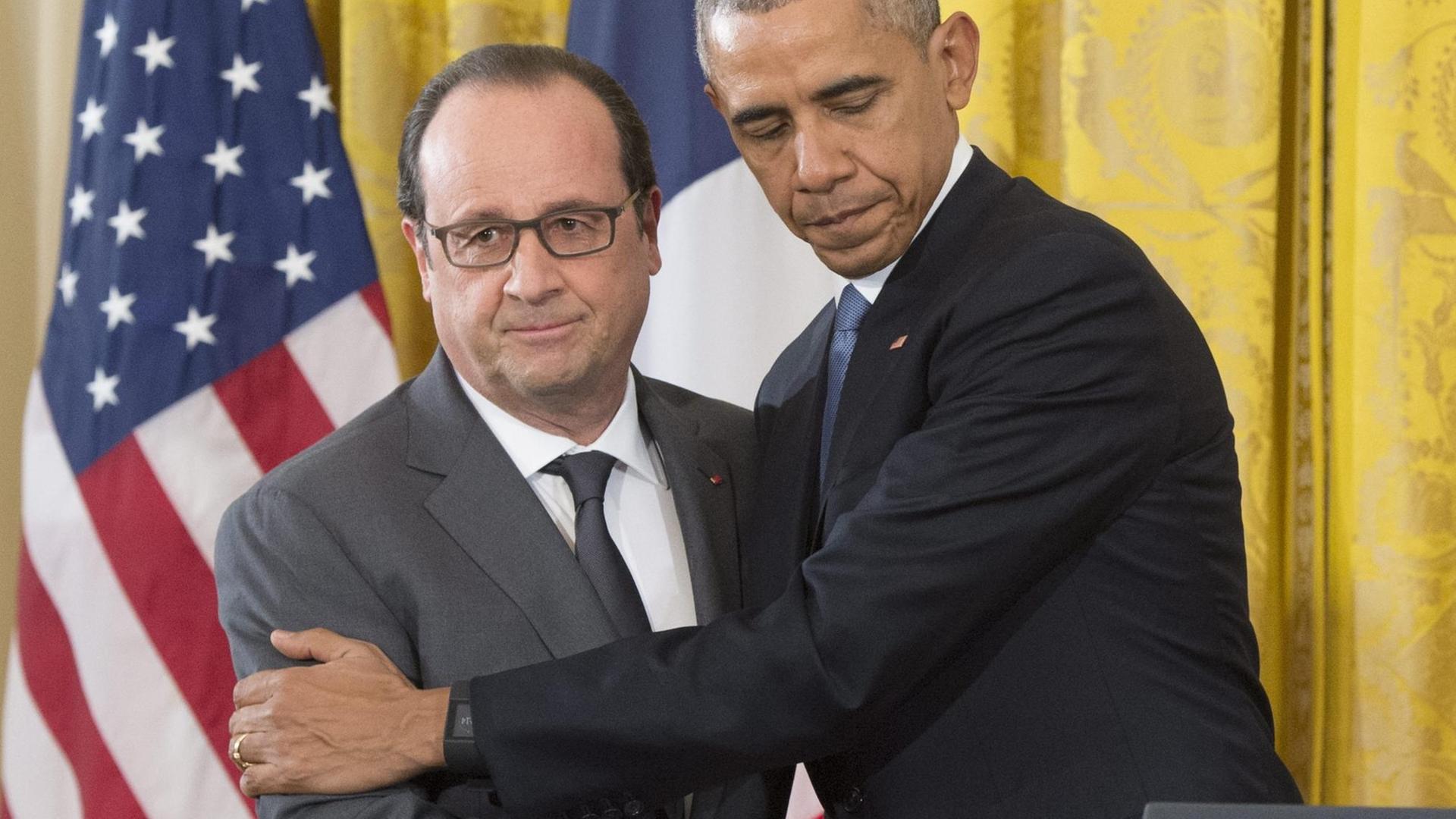 Der französische Präsident François Hollande und US-Präsident Barack Obama stehen eng beieinander. Der französische Präsident François Hollande und US-Präsident Barack Obama stehen eng beieinander.