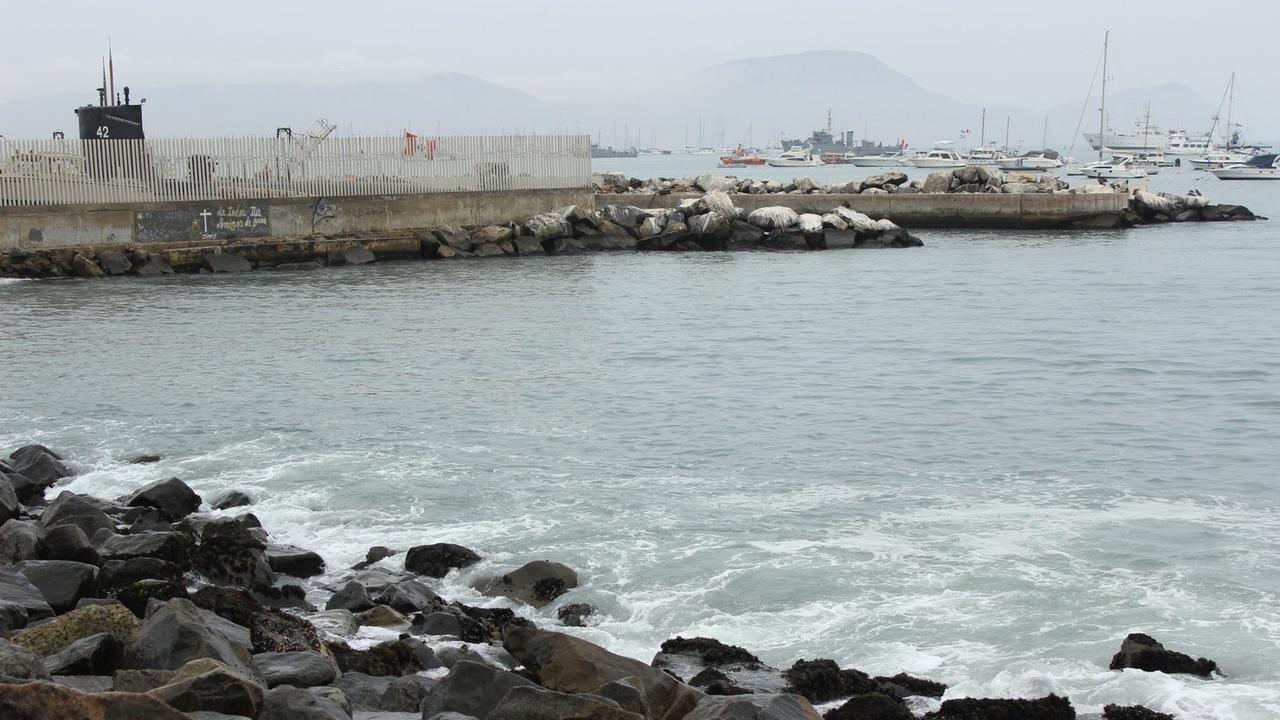Keine sichere Gegend - Der Strand Callao und im Hintergrund das Hafenviertel von Lima, in dem auch Tefani Ayala wohnt.