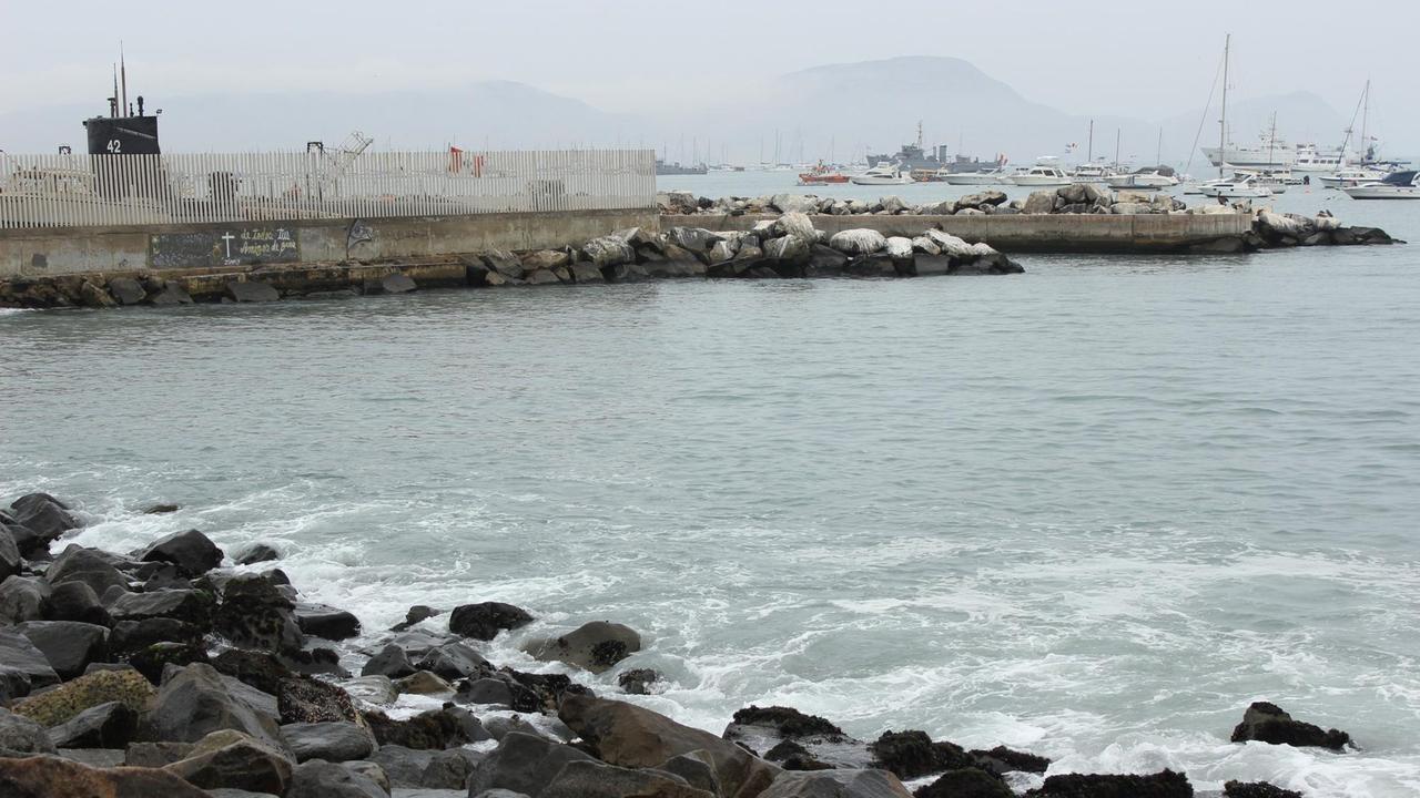 Keine sichere Gegend - Der Strand Callao und im Hintergrund das Hafenviertel von Lima, in dem auch Tefani Ayala wohnt. Keine sichere Gegend - Der Strand Callao und im Hintergrund das Hafenviertel von Lima, in dem auch Tefani Ayala wohnt.