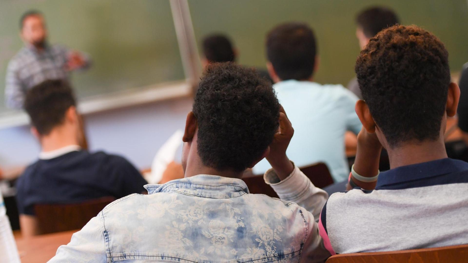 Flüchtlinge und Zuwanderer bei einer Fortbildung. Flüchtlinge und Zuwanderer bei einer Fortbildung.