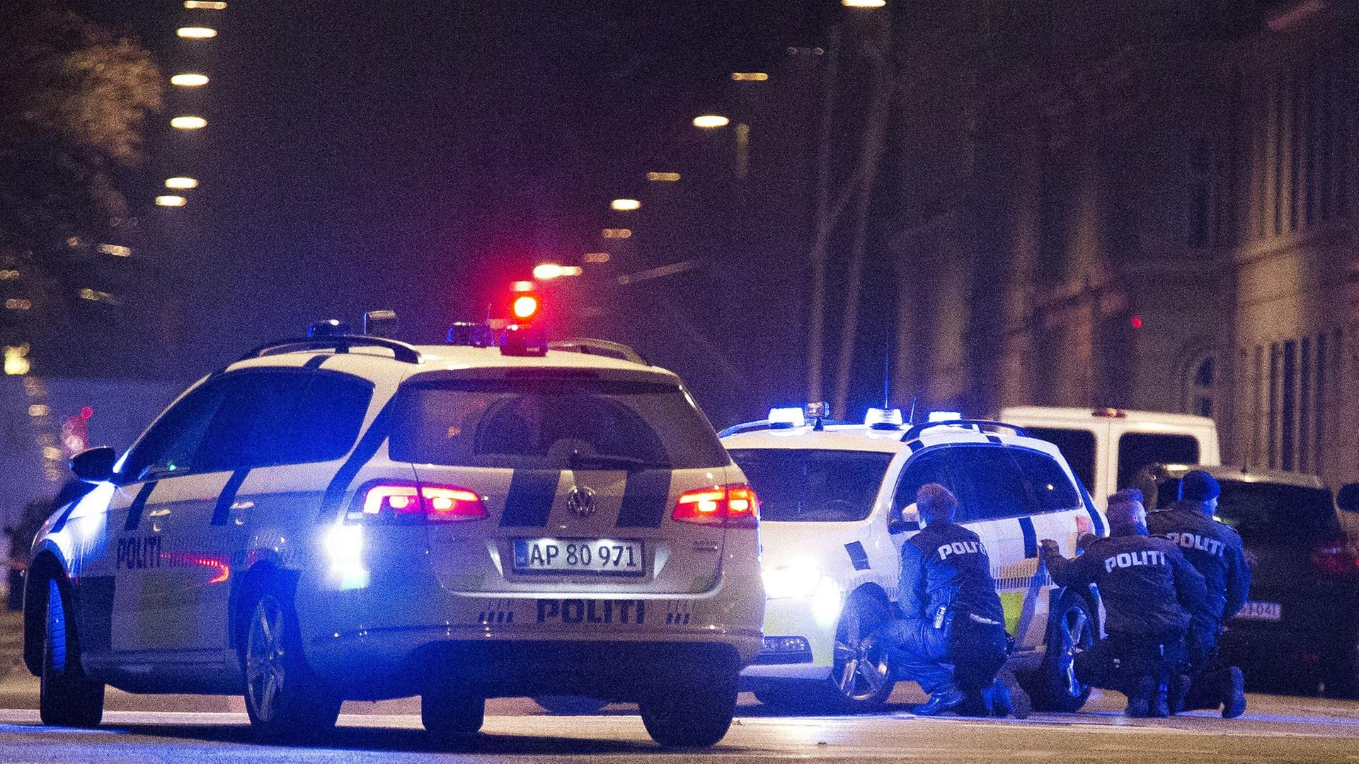 Kopenhagen, 15. Februar 2015: Polizisten nehmen Deckung hinter ihrem Auto. Offenbar wurde der Terrorist, der am Tag zuvor bei einer Diskussionsveranstaltung sowie in einer Synagoge zwei Menschen erschossen hatte, bei dem Gefecht getötet. Kopenhagen, 15. Februar 2015: Polizisten nehmen Deckung hinter ihrem Auto. Offenbar wurde der Terrorist, der am Tag zuvor bei einer Diskussionsveranstaltung sowie in einer Synagoge zwei Menschen erschossen hatte, bei dem Gefecht getötet.