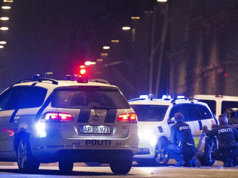Kopenhagen, 15. Februar 2015: Polizisten nehmen Deckung hinter ihrem Auto. Offenbar wurde der Terrorist, der am Tag zuvor bei einer Diskussionsveranstaltung sowie in einer Synagoge zwei Menschen erschossen hatte, bei dem Gefecht getötet.