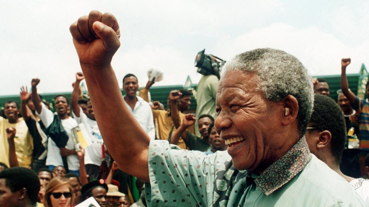 Der Führer des ANC (African National Congress) Nelson Mandela grüßt mit erhobener Faust am 30.01.1994 in Rustenberg seine Anhänger. Mandela war auf einer dreitägigen Wahlkampfreise durch den Westen Transvaals. Der Führer des ANC (African National Congress) Nelson Mandela grüßt mit erhobener Faust am 30.01.1994 in Rustenberg seine Anhänger. Mandela war auf einer dreitägigen Wahlkampfreise durch den Westen Transvaals.